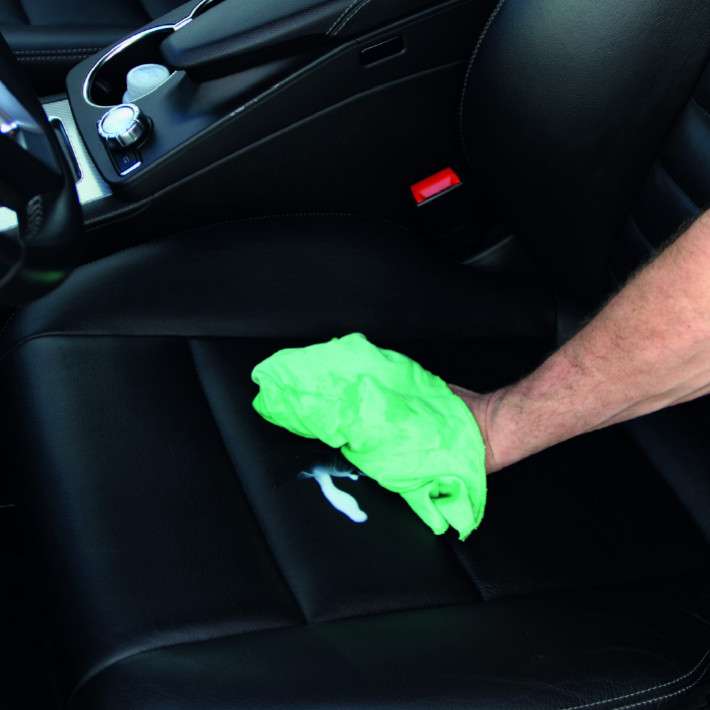 Jak prawidłowo konserwować skórę w samochodzie?