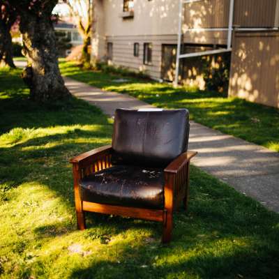 Jak naprawić zużyty skórzany fotel?