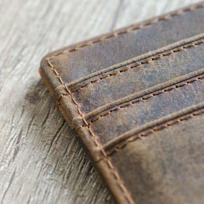 Kolorowy skórzany portfel: jak dbać o to akcesorium?