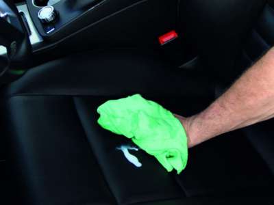 Jak czyścić skórę samochodową?